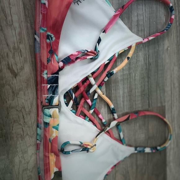 Bikinis top with floral designs and crisscross on the front. Comes with padding. - Picture 3 of 3